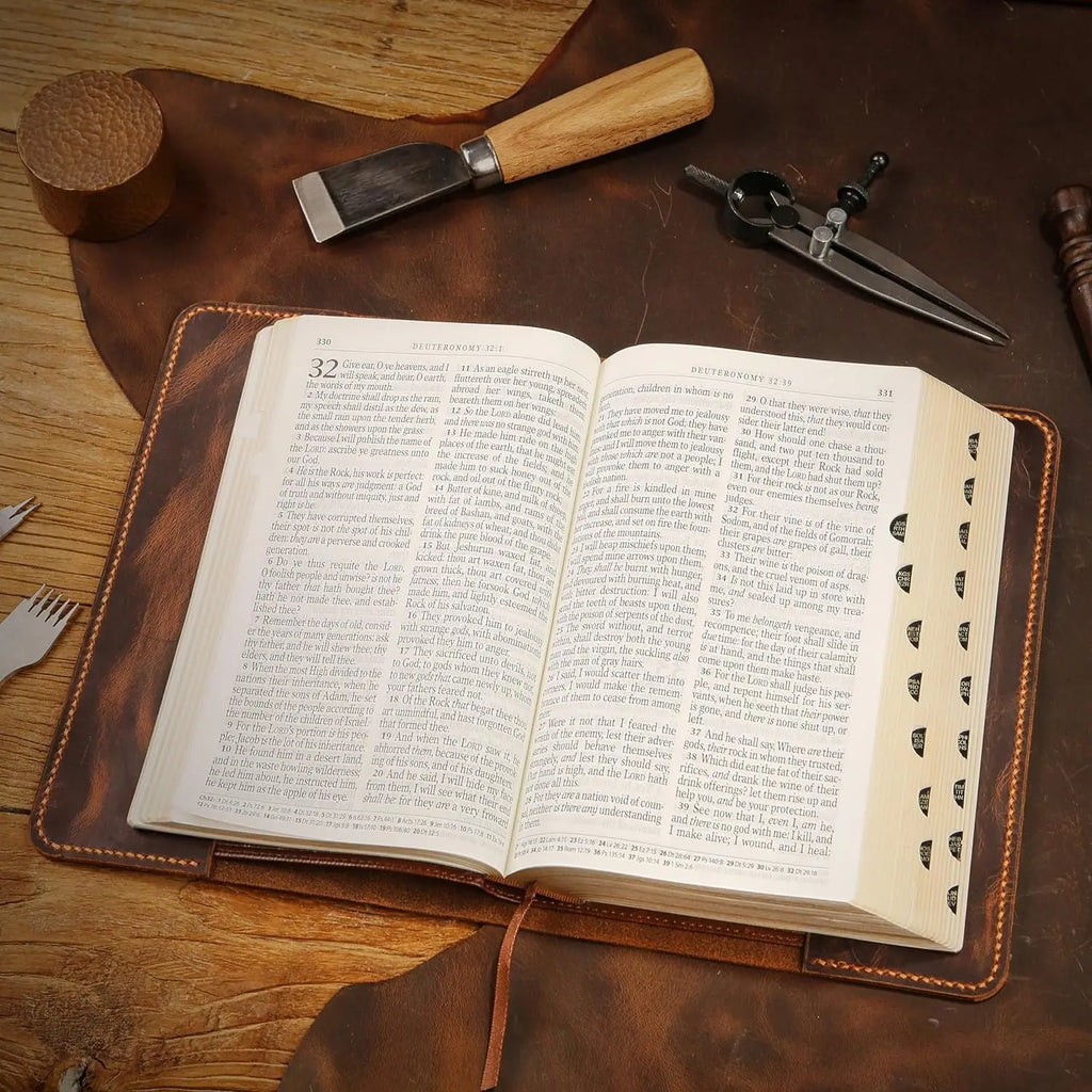 Funda de Cuero Personalizada para Biblia KJV | Estuche Protector con Grabado